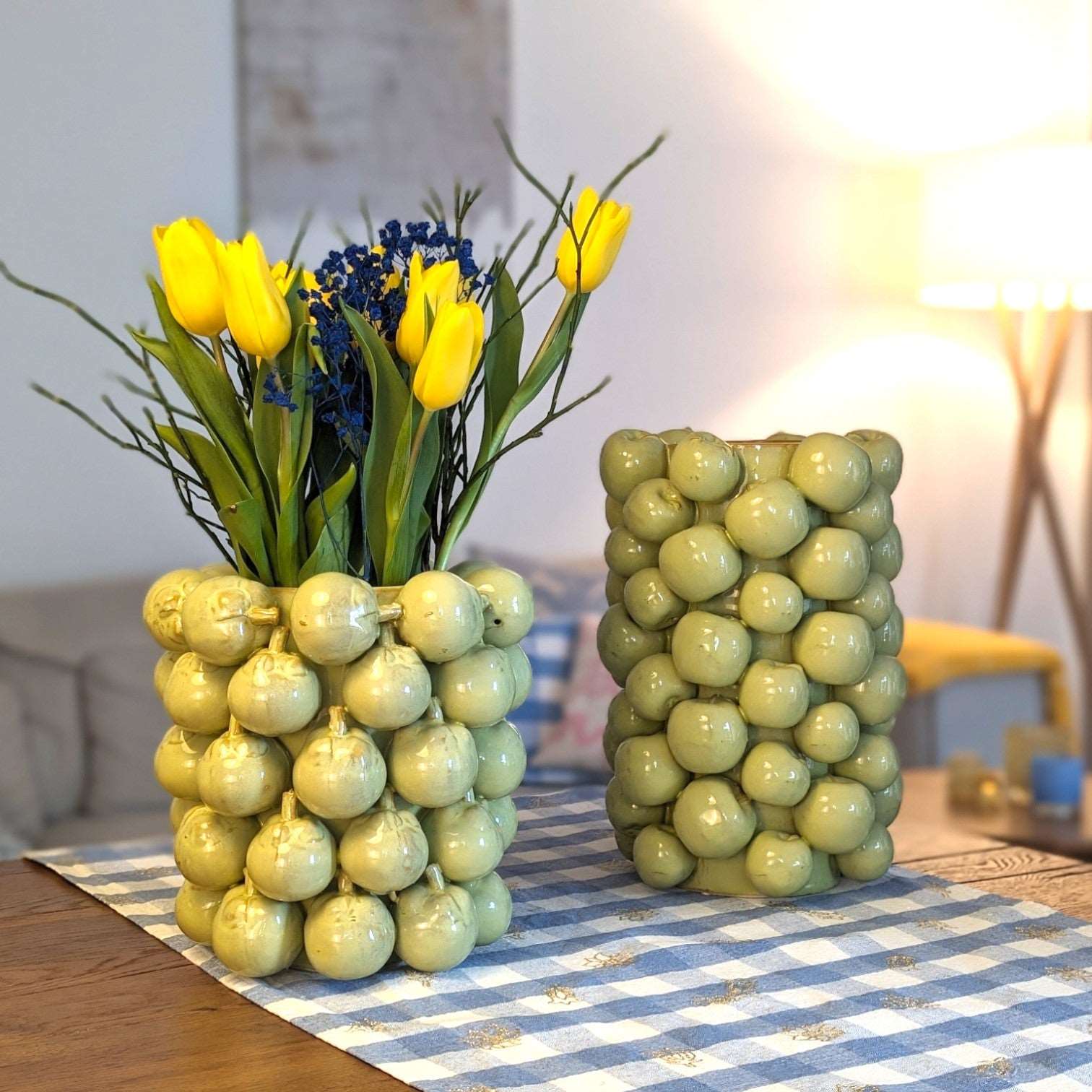 Apfelvase, Dekovase aus Keramik mit Apfelmotiv grün - mint glasiert gross Ø 19cm x H 28.5cm | Pomme Vasen von Classico