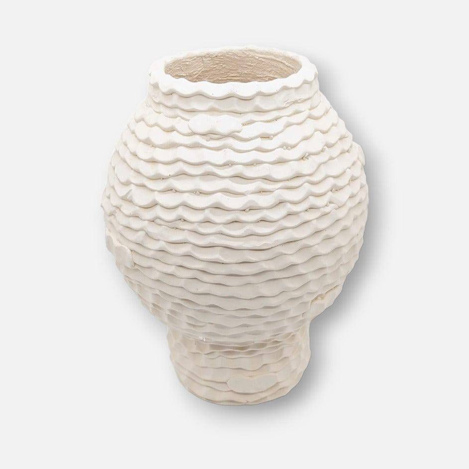 Betonvase, Dekovase aus handgefertigtem Beton, elfenbeinweiß, mit Wellenrillen, B 30 cm × H 36 cm – von Affari of Sweden