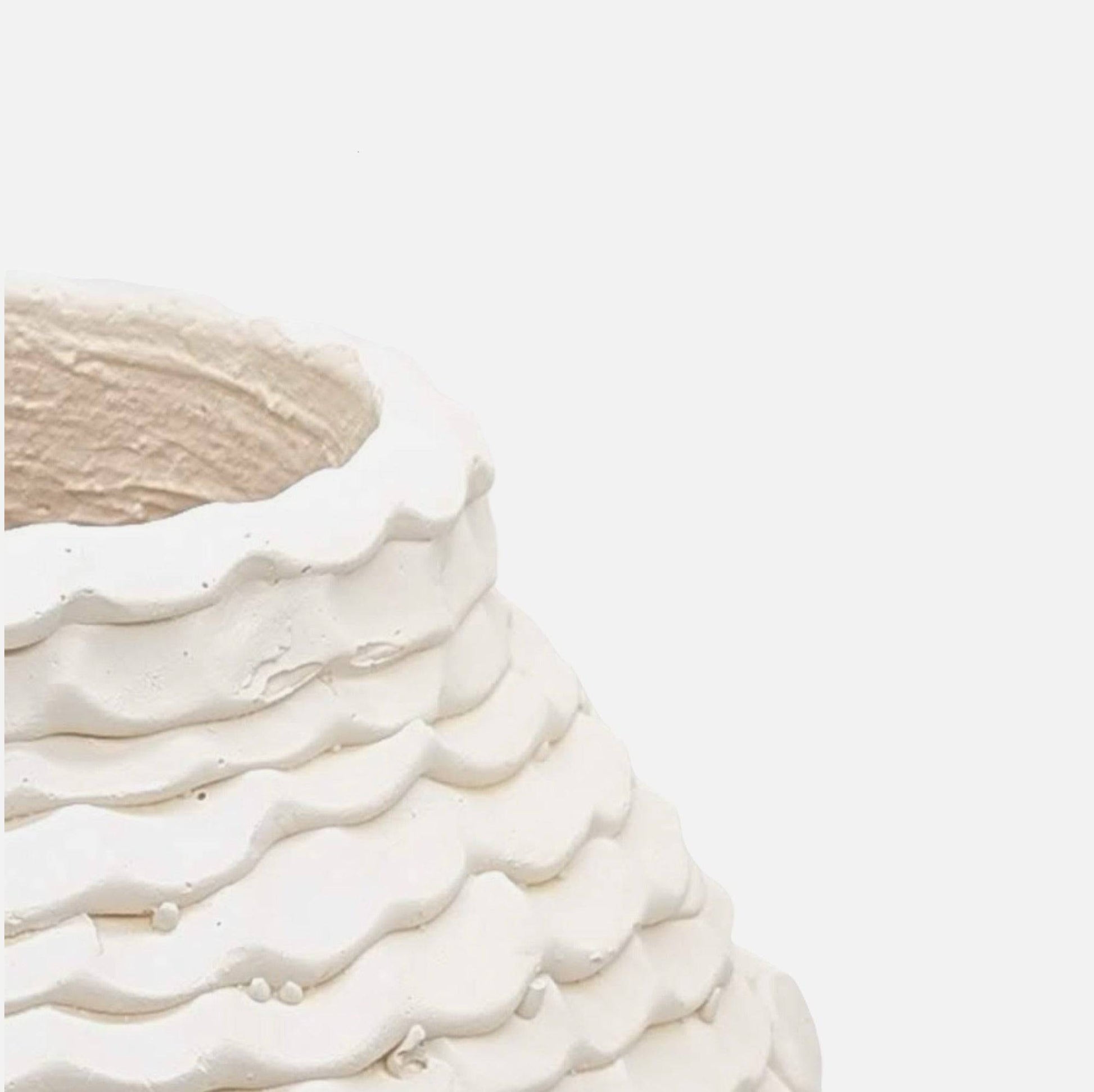 Betonvase, Dekovase aus handgefertigtem Beton, elfenbeinweiß, mit Wellenrillen, B 30 cm × H 36 cm – von Affari of Sweden