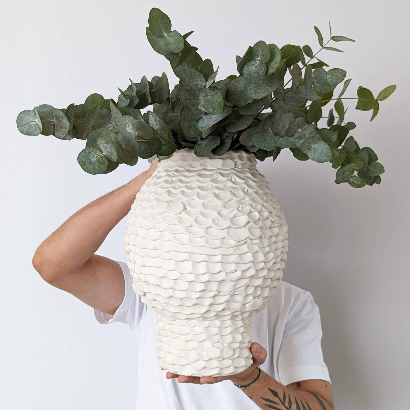 Betonvase, Dekovase aus handgefertigtem Beton, elfenbeinweiß, mit Wellenrillen, B 30 cm × H 36 cm – von Affari of Sweden