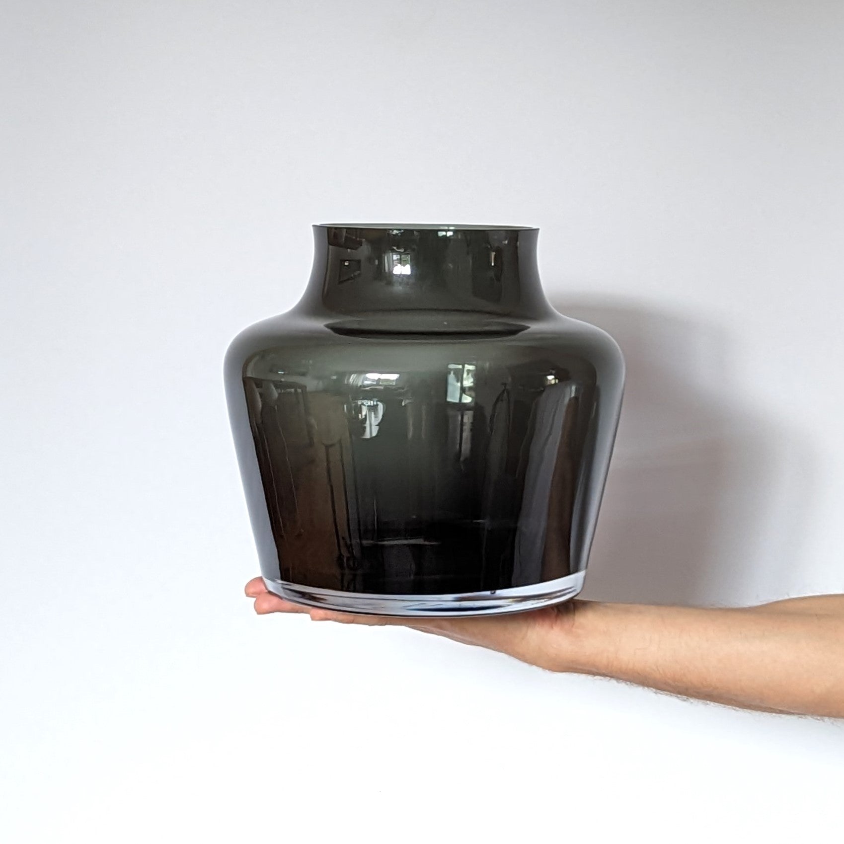 Glasvase, Dekovase aus Glas mundgeblasen schwarz transparent B 22.5cm x H 22cm | Zoé Vasen von Dekocandle