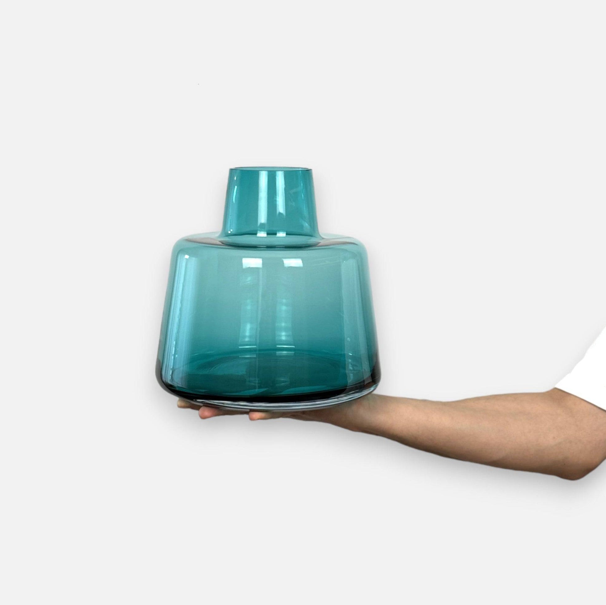 Glasvase, Dekovase aus Glas mundgeblasen Türkis Aquamarin transparent Ø 24cm x H 23 cm | Janaelle Vasen von Vase The World