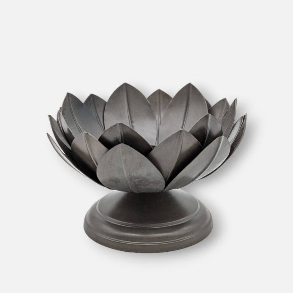 Kerzenständer, Kerzenhalter für Stumpenkerzen Metall grau Lotusblüte B 18cm x H 12cm | Lotus Kerzenlicht von Affari of Sweden