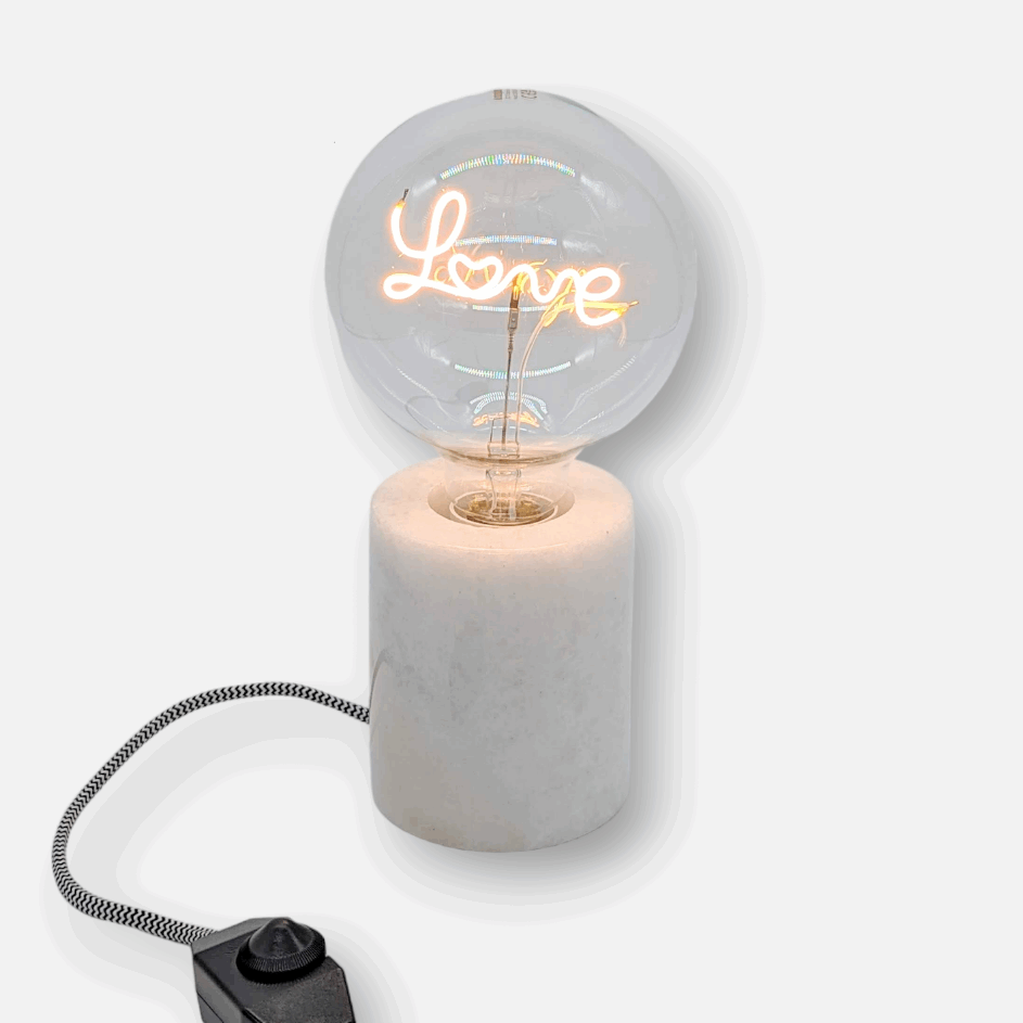 LED Glühbirne dimmbar mit Lampenfuss aus Marmor Schriftzug Love weiss | Love Dekoration von Steepletone