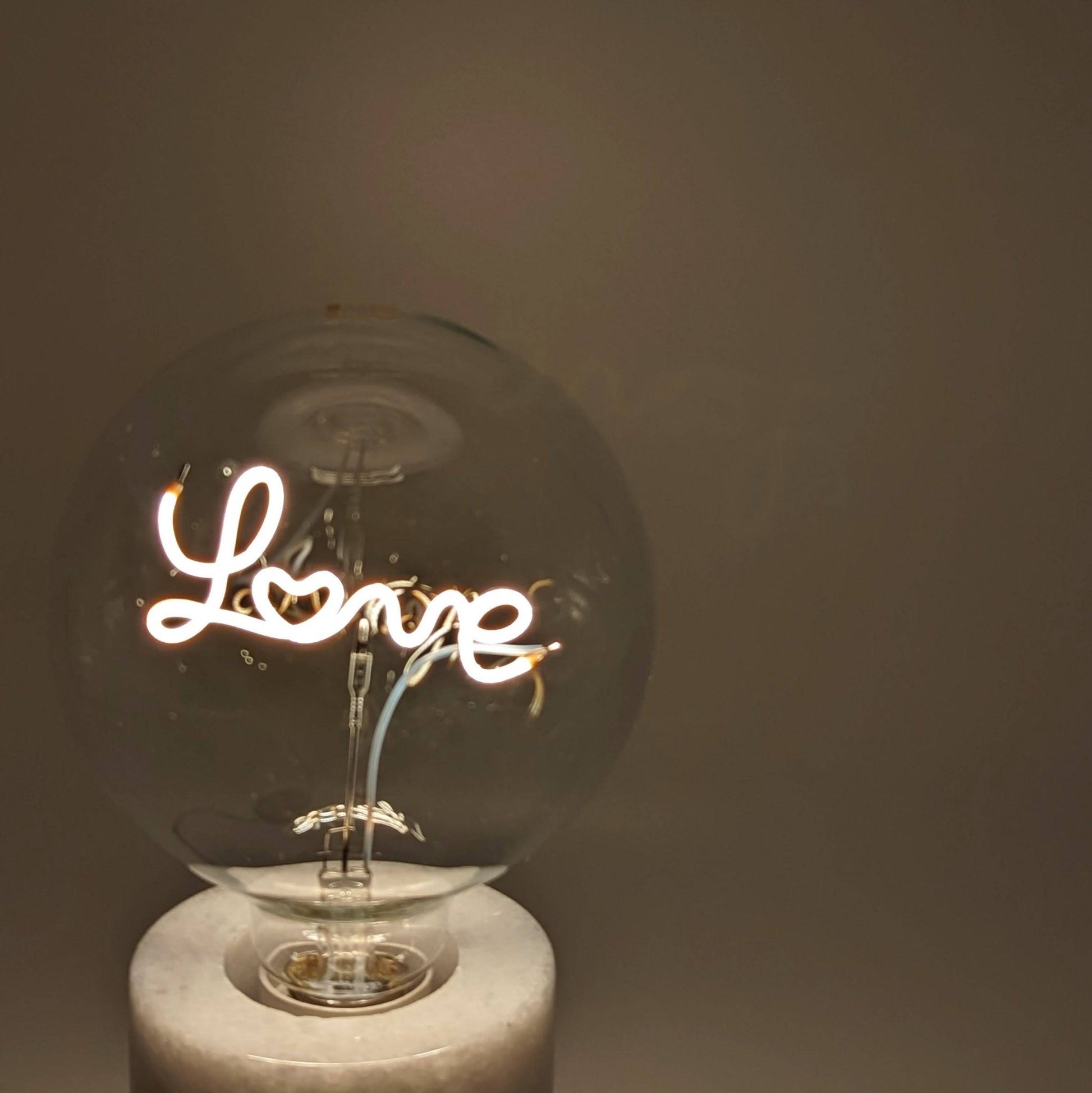 LED Glühbirne dimmbar mit Lampenfuss aus Marmor Schriftzug Love weiss | Love Dekoration von Steepletone