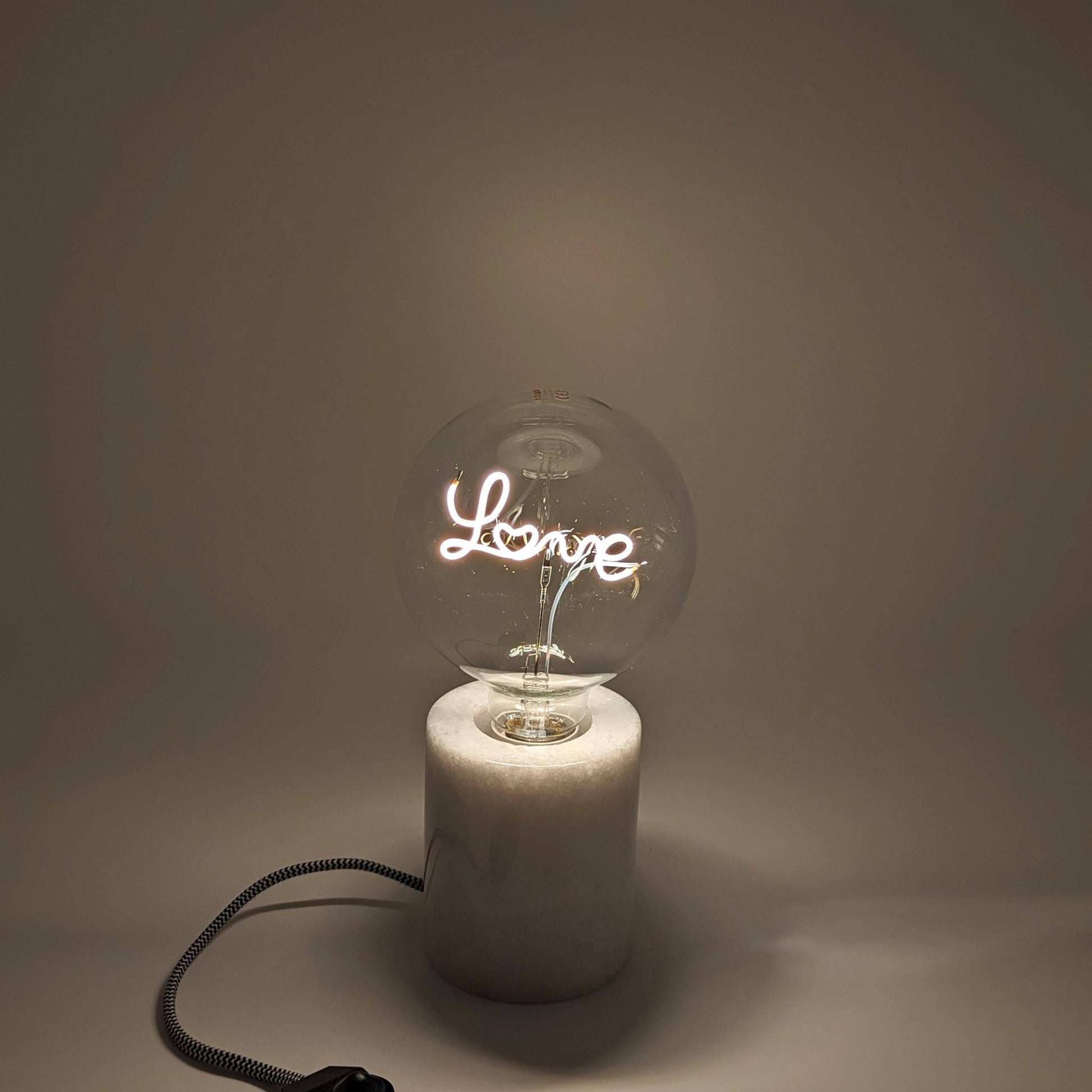 LED Glühbirne dimmbar mit Lampenfuss aus Marmor Schriftzug Love weiss | Love Dekoration von Steepletone