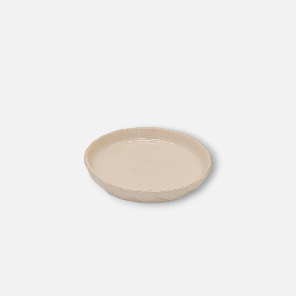 Teller aus Keramik beige glasiert japanische Handwerkskunst Kurinuki | Camill Geschirr von Muubs