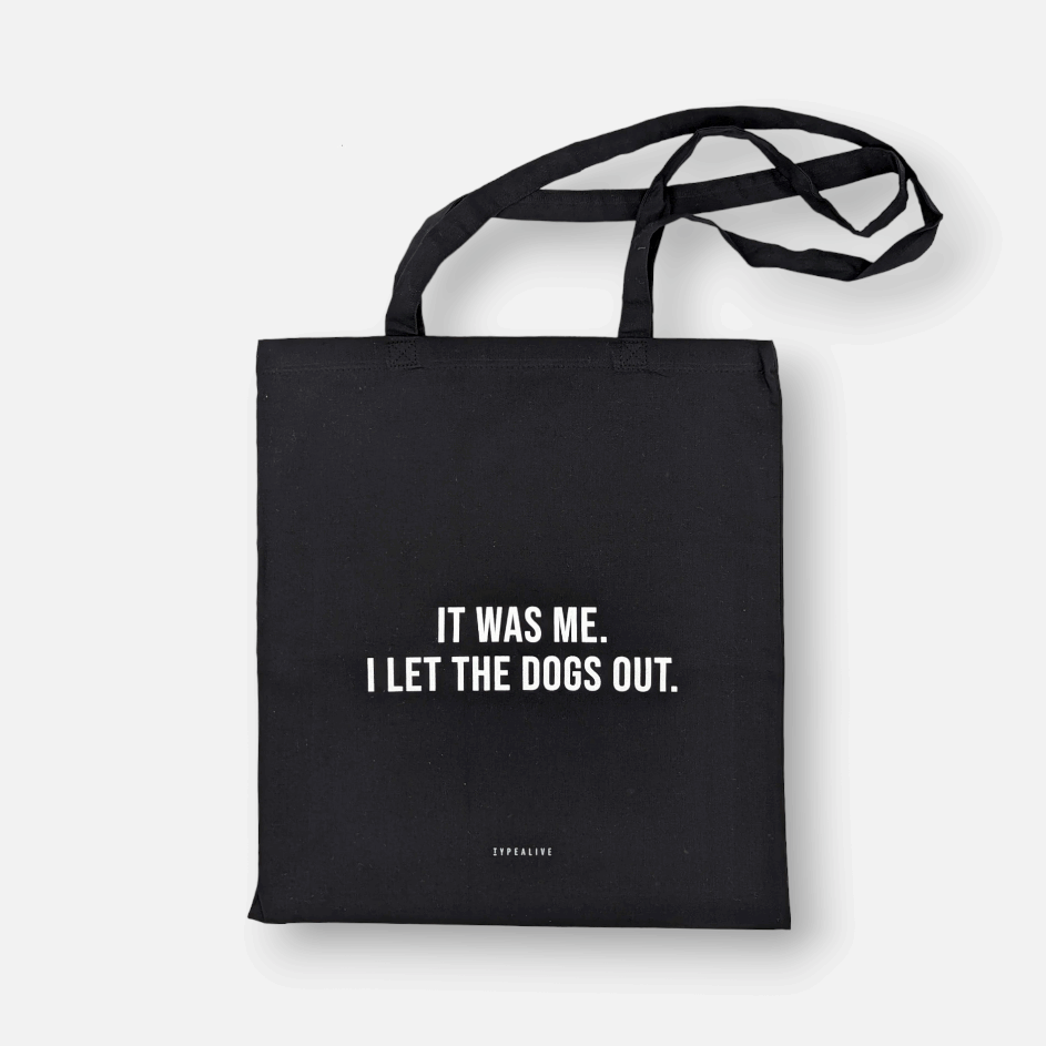 Tote Bag, Einkaufstasche aus Baumwolle schwarz, mit Schriftzug „It was me. I let the dogs out.“ – von Typealive