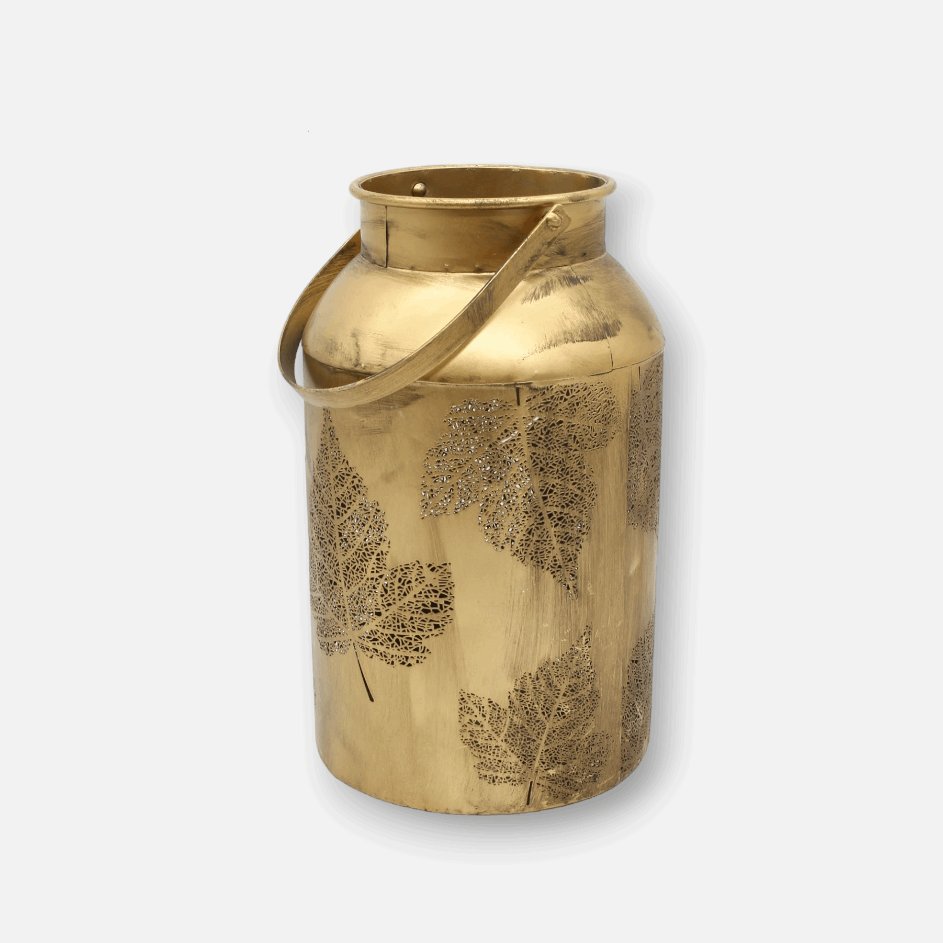 Windlicht, Laterne aus Aluminium gold Milchkanne Henkel Blattmuster Ø 16cm x H 27cm | Oriane Kerzenlicht von Parlane