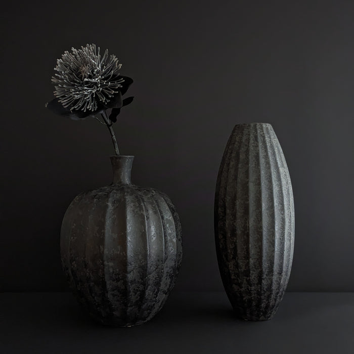 Moodbild mit 2 schwarzen Bodenvasen aus Keramik handgemacht in Portugal