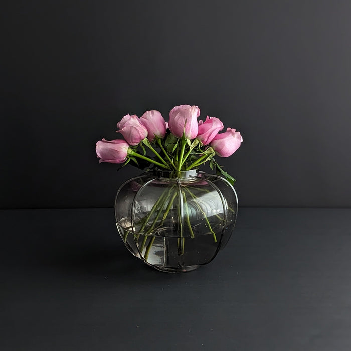 Moodbild graueschwarze Kugelvase aus Glas mit Rosenstrauss