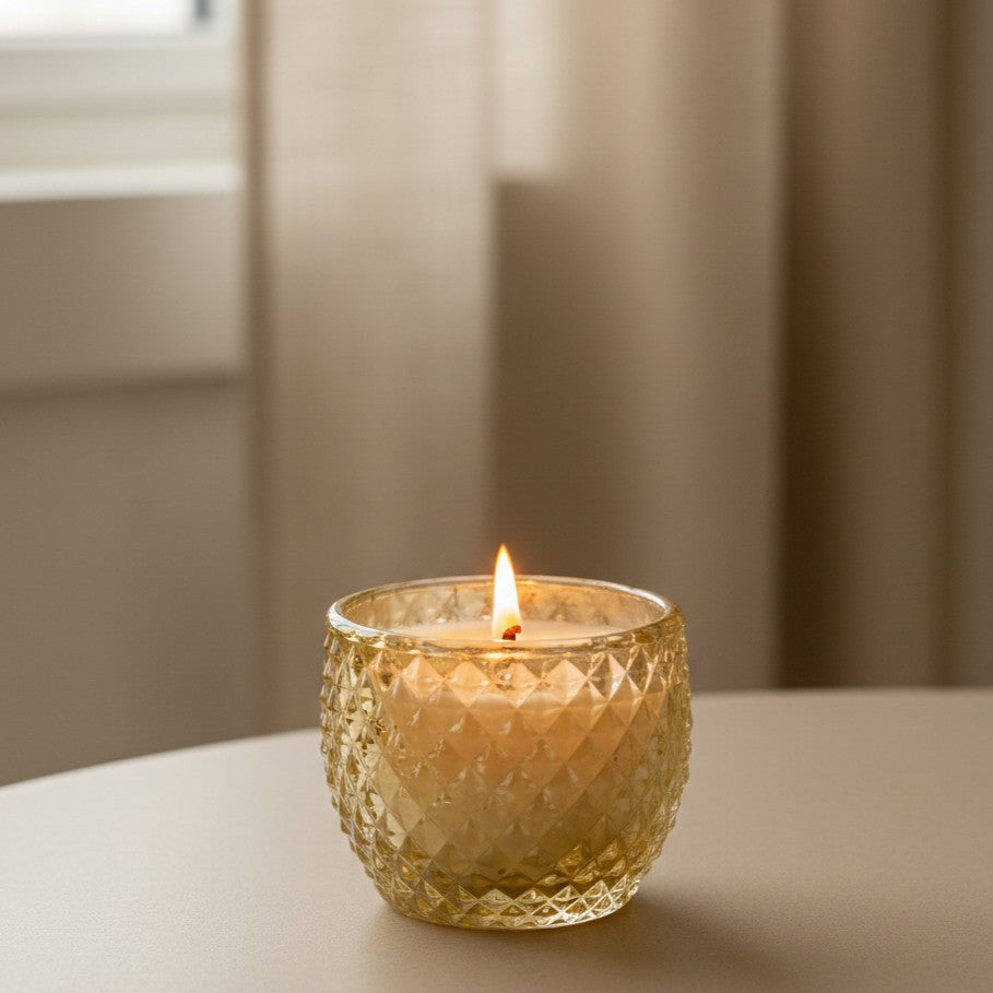 Gelbe Duftkerze aus Glas Osterei Motiv und Duft Vanille-Ingwer in Geschenkbox H 12cm Ø 8cm