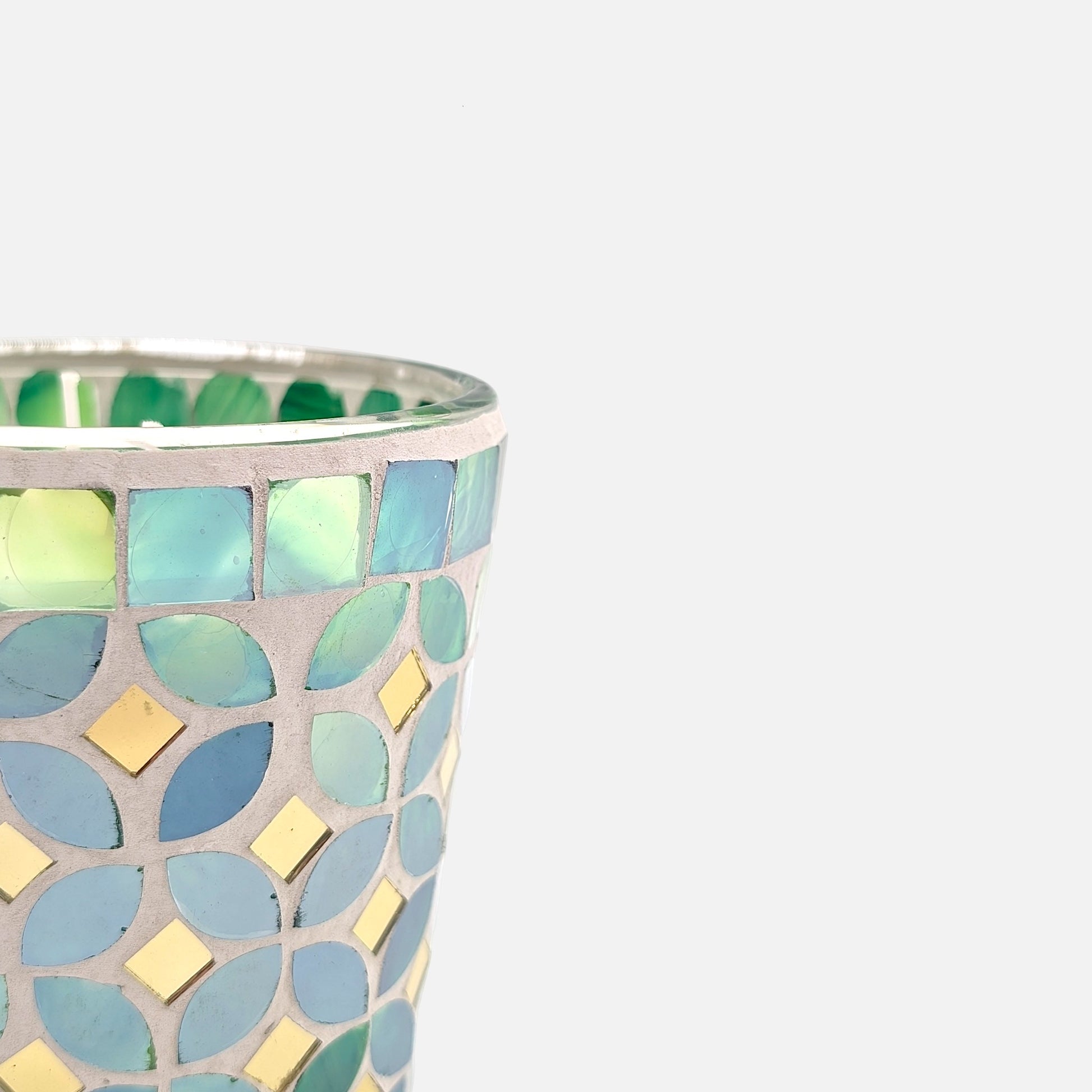 Grüne Duftkerze aus Glas Agadir mit Mosaik und Duft Green Utopia in Geschenkbox H 12cm Ø 10.5cm