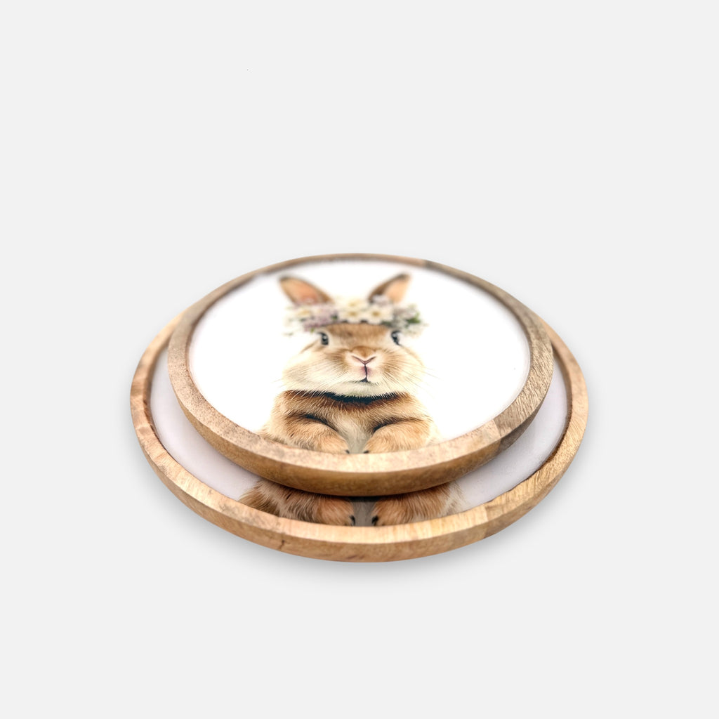 Dekoteller Ostern aus Mangoholz mit Hasenmotiv und Blumenkranz