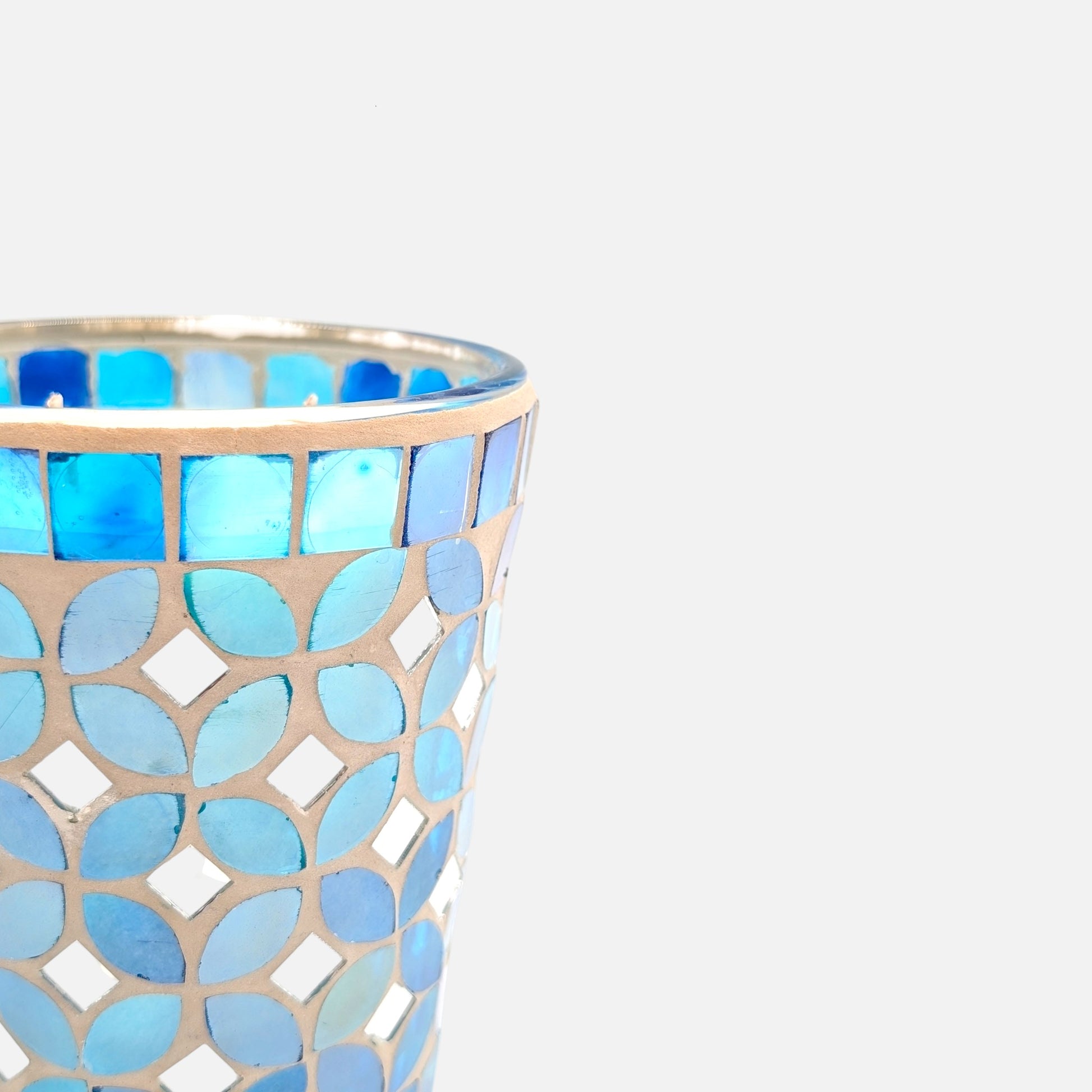 Blaue Duftkerze aus Glas Agadir mit Mosaik und Duft Black Forest in Geschenkbox H 12cm Ø 10.5cm