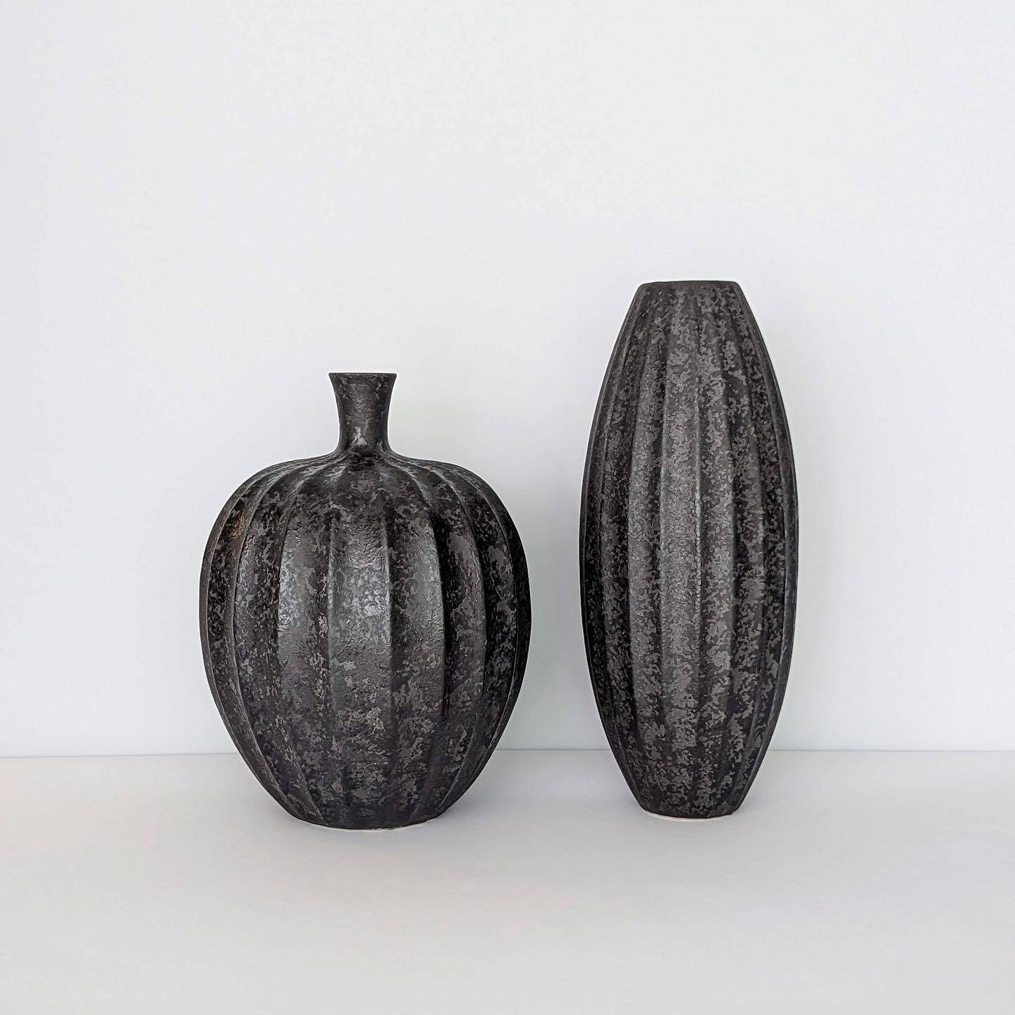 Ninelle | Vase aus Keramik handgefertigt in Portugal schwarz bauchig gross B 33cm x H 43cm - mon-chouchou.ch