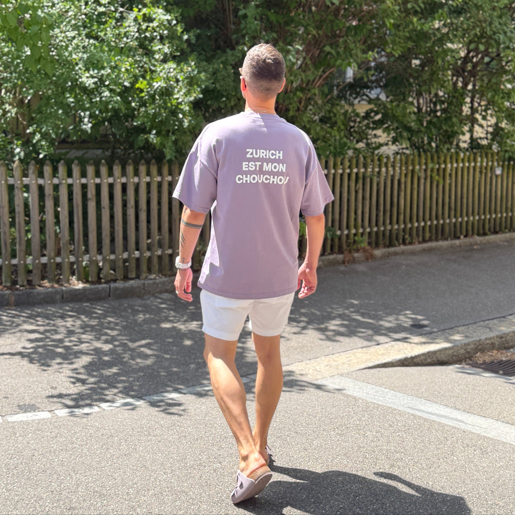 Violettes Oversized T-Shirt «Zurich Est Mon Chouchou» mit kleinem Frontprint und grossem weissem Rückendruck