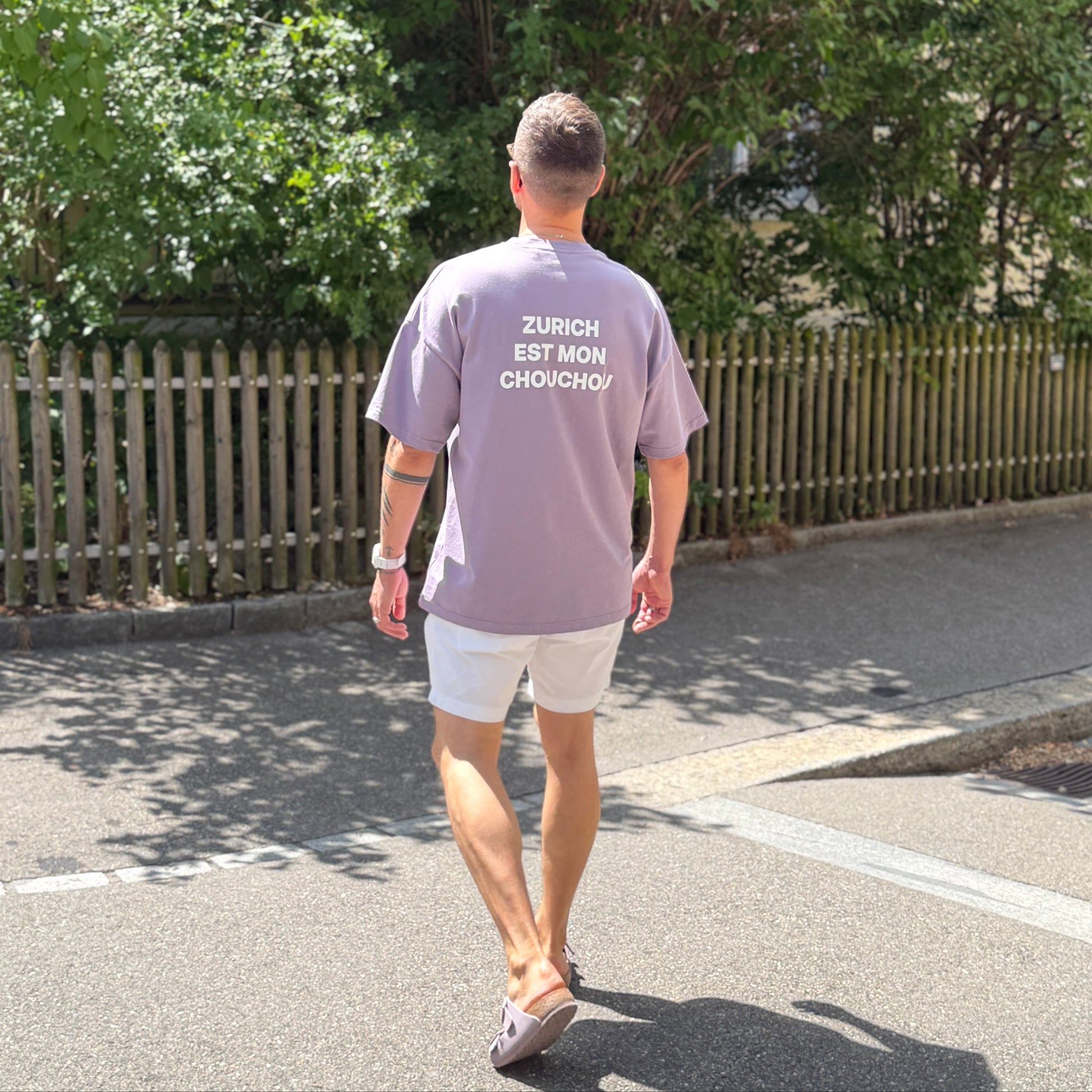 Violettes Oversized T-Shirt «Zurich Est Mon Chouchou» mit kleinem Frontprint und grossem weissem Rückendruck