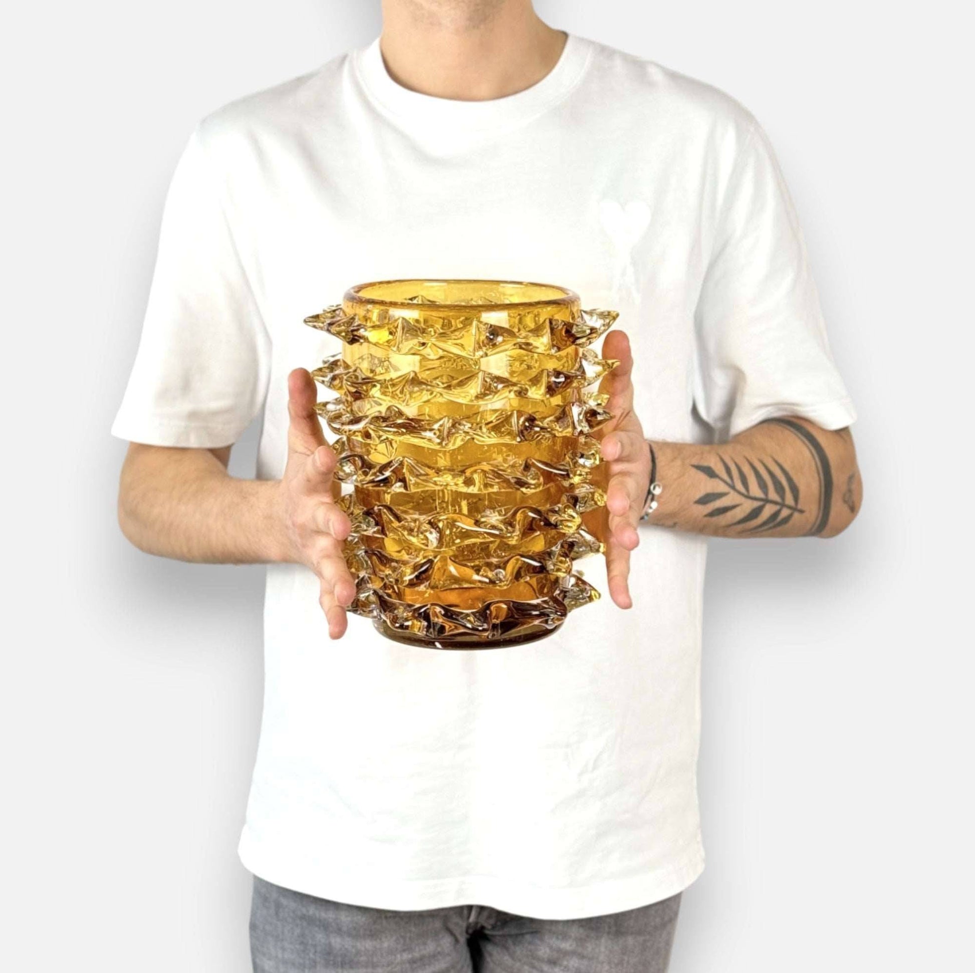 Kiwano | Vase aus Glas mundgeblasen goldbraun mit Kiwano Stachelmuster Ø 21cm x H 23cm - mon-chouchou.ch