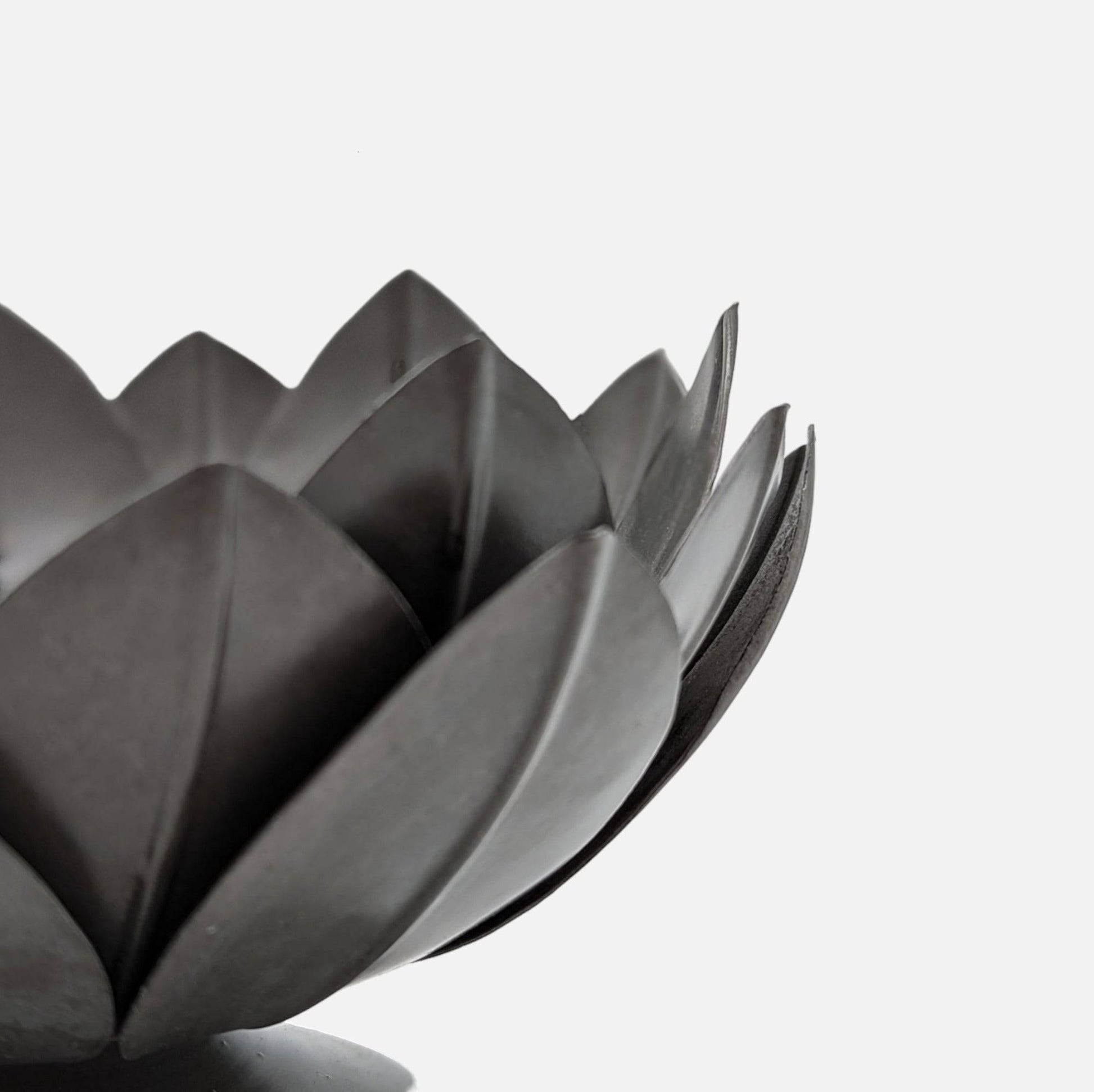 Lotus | Kerzenhalter aus Eisen grau in Form einer Lotusblüte B 18cm x H 12cm - mon-chouchou.ch