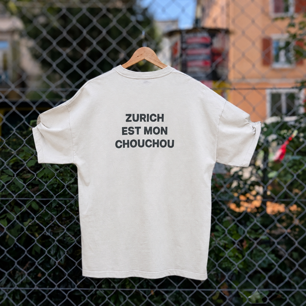 Off White Oversized T-Shirt «Zurich Est Mon Chouchou» von Mon Chouchou Zürich mit schwarzem Rückendruck