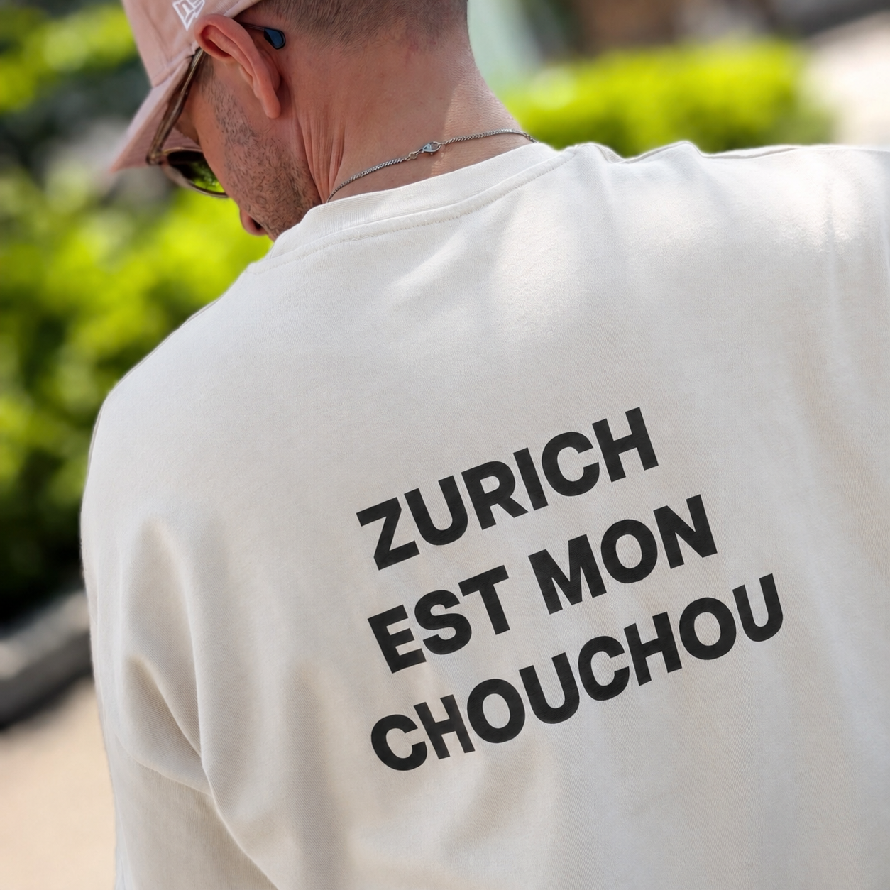 Off White Oversized T-Shirt «Zurich Est Mon Chouchou» mit kleinem Frontprint und grossem schwarzem Rückendruck