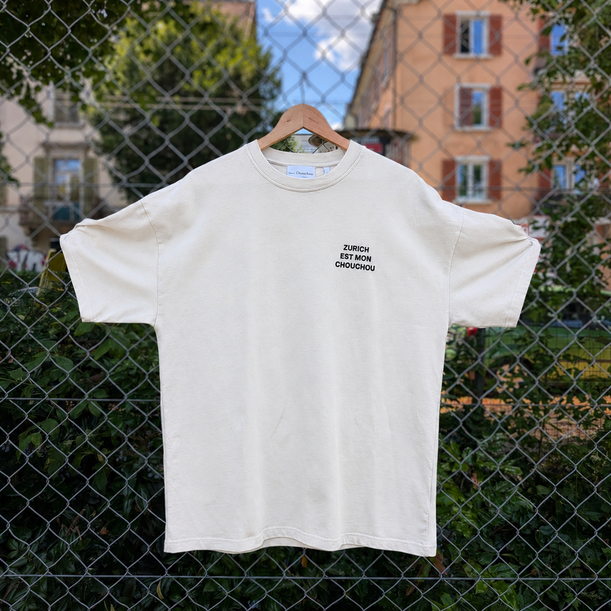 Off White Oversized T-Shirt «Zurich Est Mon Chouchou» mit kleinem Frontprint und grossem schwarzem Rückendruck