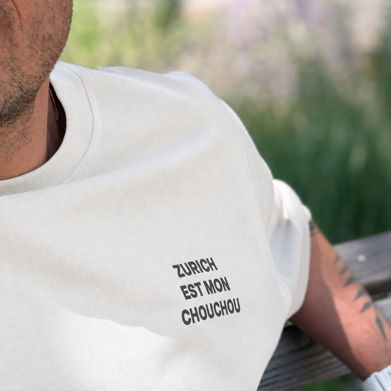 Off White Oversized T-Shirt «Zurich Est Mon Chouchou» mit kleinem Frontprint und grossem schwarzem Rückendruck