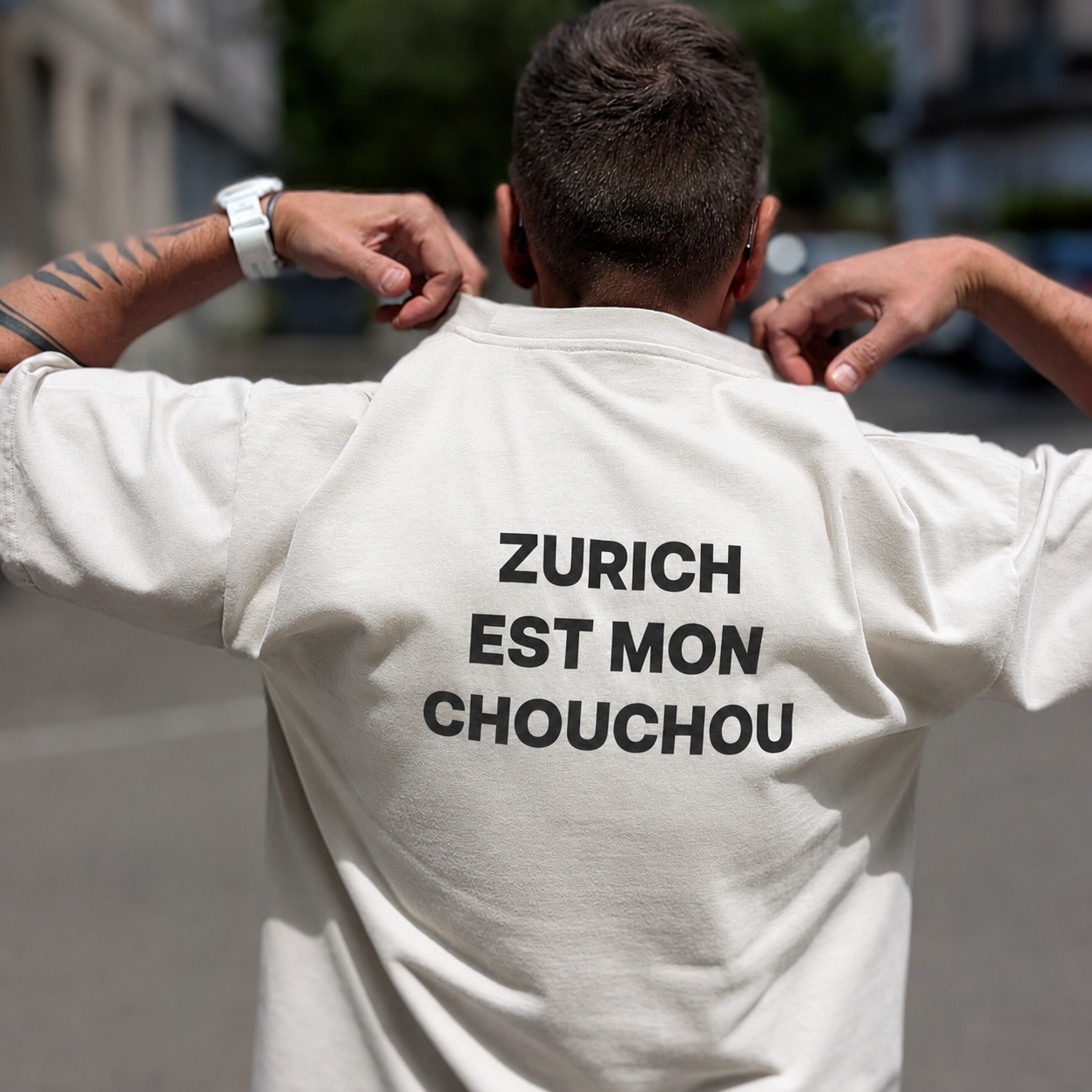 Off White Oversized T-Shirt «Zurich Est Mon Chouchou» mit kleinem Frontprint und grossem schwarzem Rückendruck