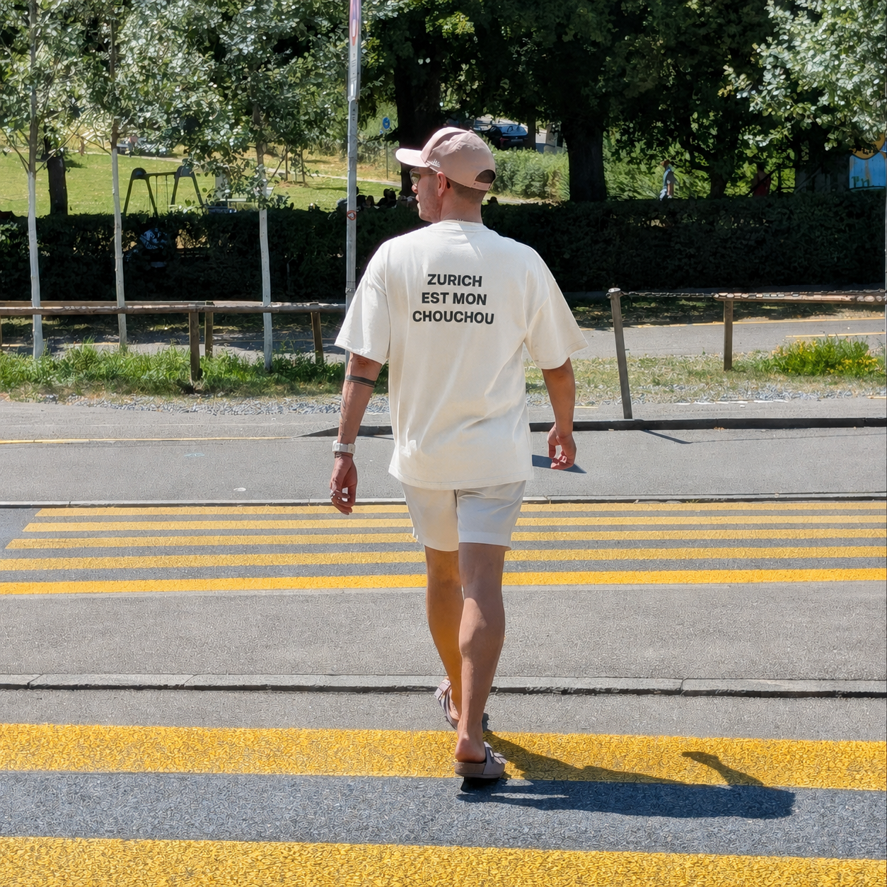 Off White Oversized T-Shirt «Zurich Est Mon Chouchou» mit kleinem Frontprint und grossem schwarzem Rückendruck