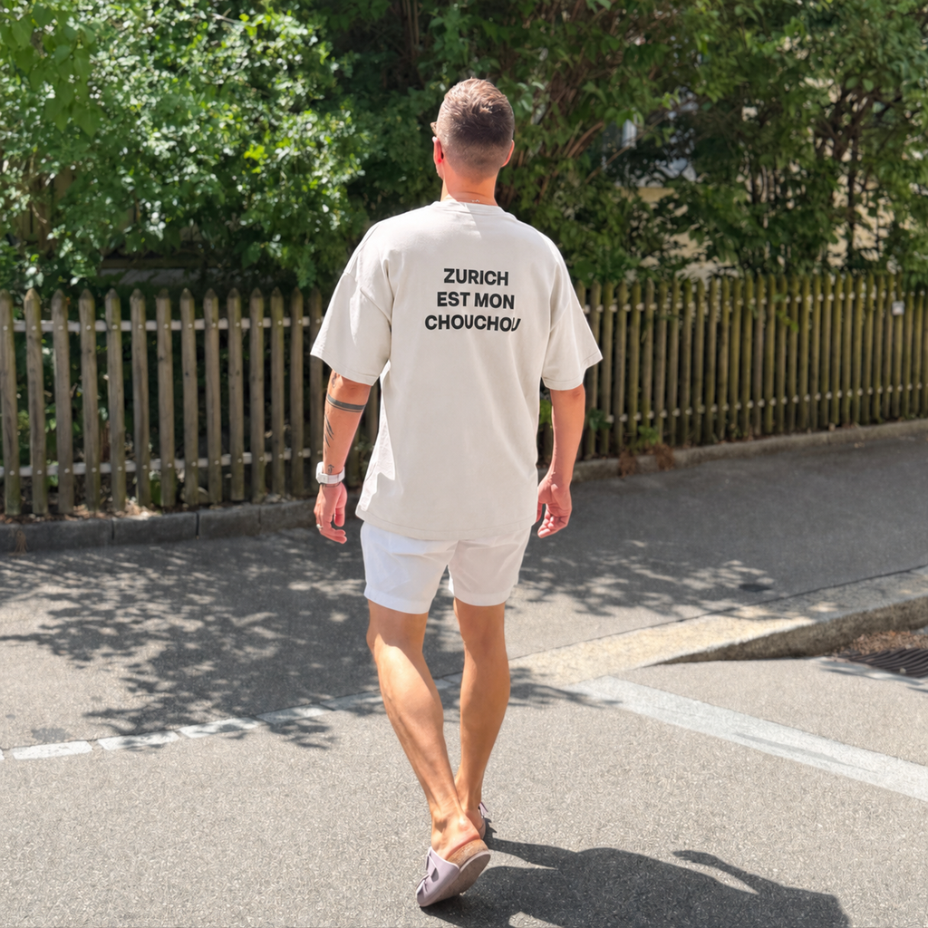Off White Oversized T-Shirt «Zurich Est Mon Chouchou» mit kleinem Frontprint und grossem schwarzem Rückendruck