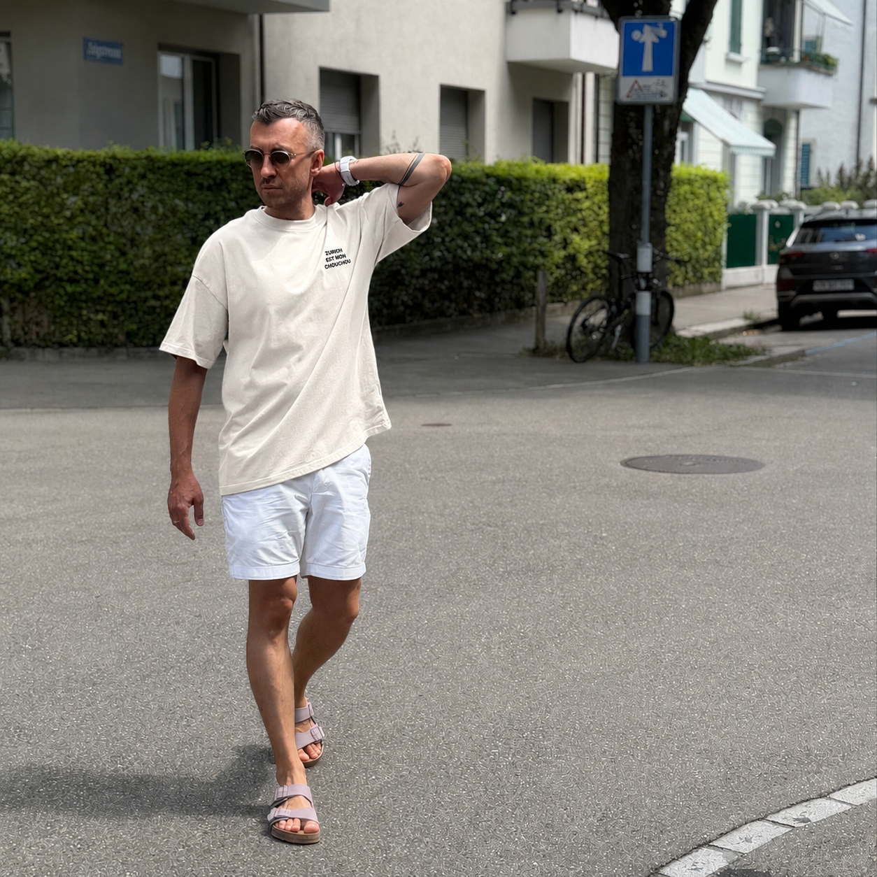 Off White Oversized T-Shirt «Zurich Est Mon Chouchou» mit kleinem Frontprint und grossem schwarzem Rückendruck