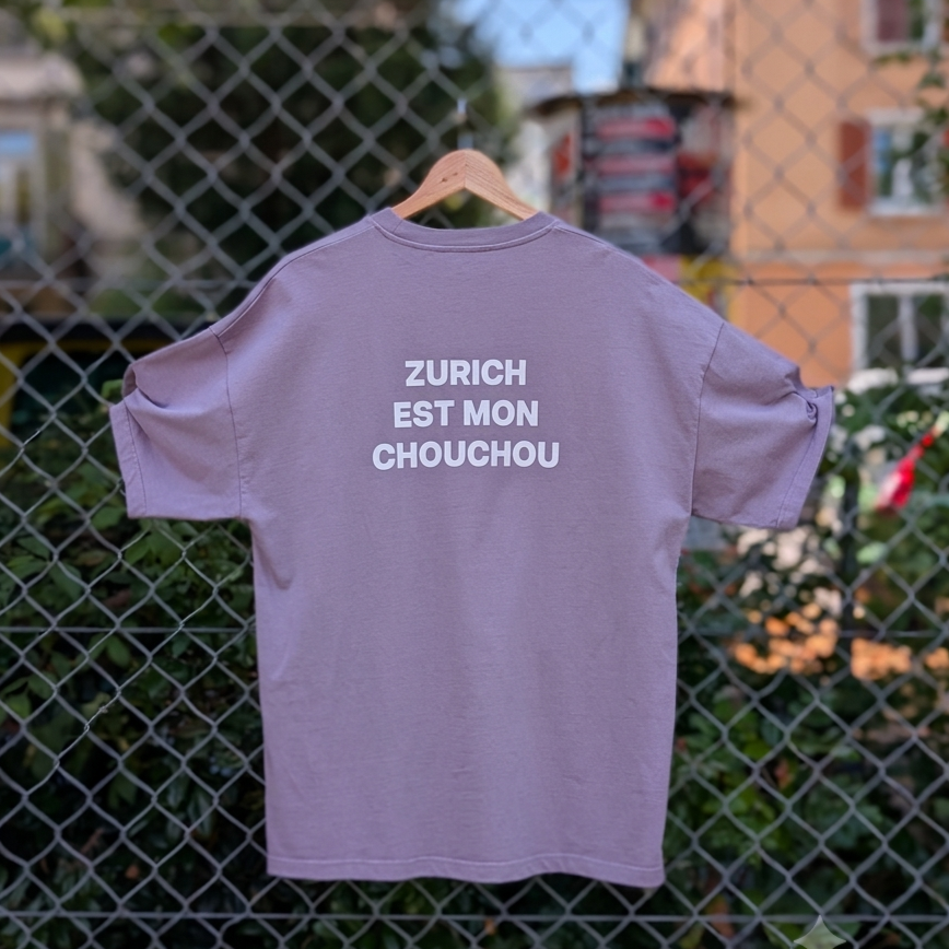 Violettes Oversized T-Shirt «Zurich Est Mon Chouchou» mit kleinem Frontprint und grossem weissem Rückendruck