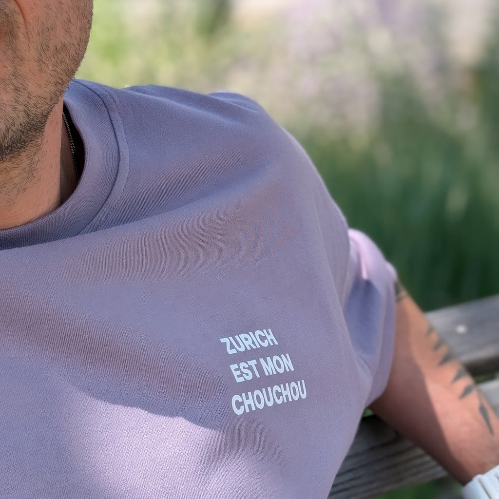 Violettes Oversized T-Shirt «Zurich Est Mon Chouchou» mit kleinem Frontprint und grossem weissem Rückendruck