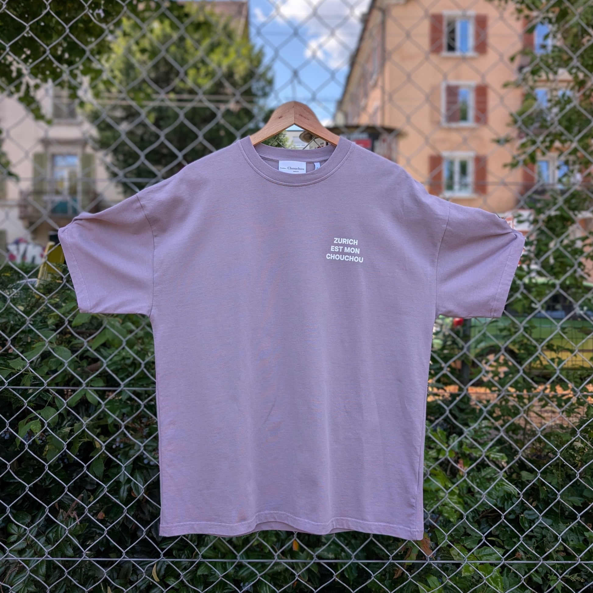 Violettes Oversized T-Shirt «Zurich Est Mon Chouchou» mit kleinem Frontprint und grossem weissem Rückendruck