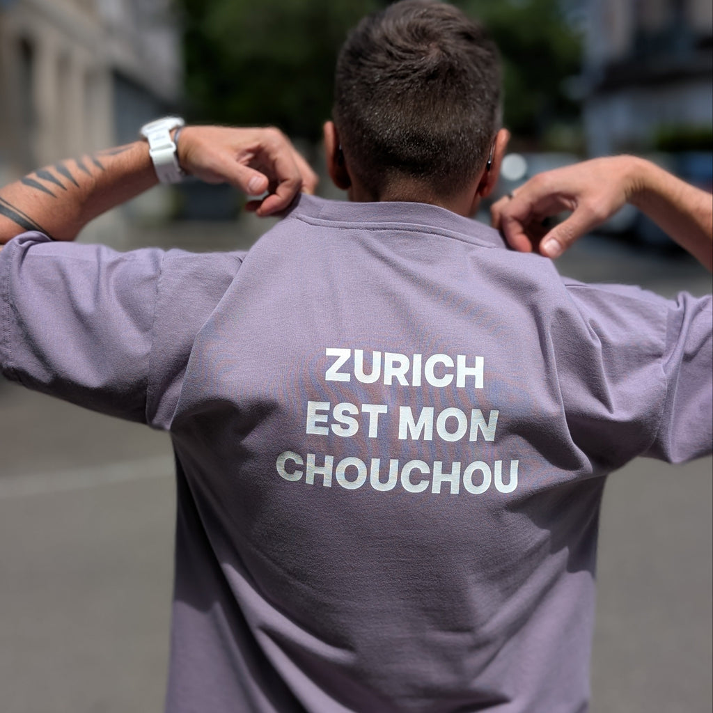 Violettes Oversized T-Shirt «Zurich Est Mon Chouchou» mit kleinem Frontprint und grossem weissem Rückendruck