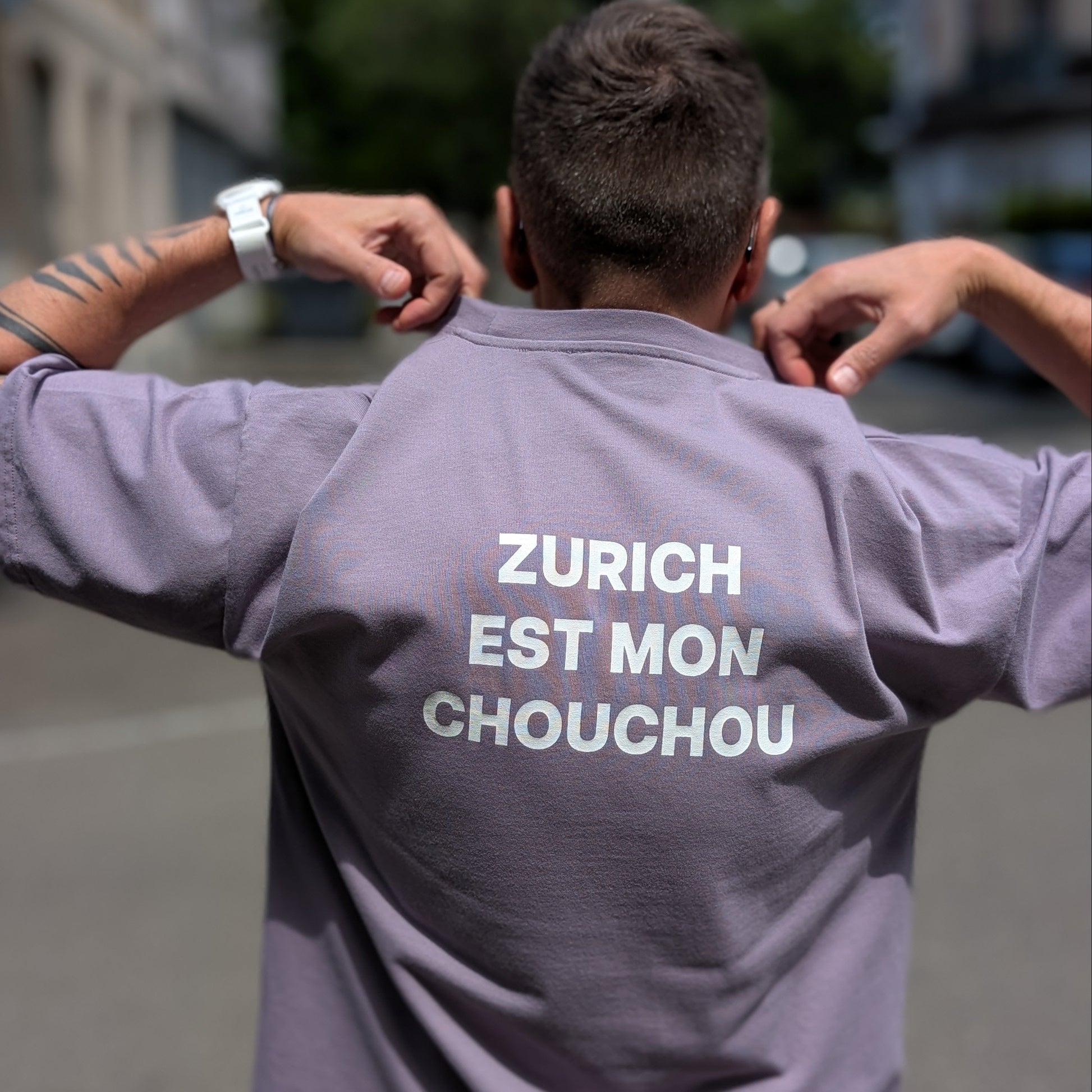 Violettes Oversized T-Shirt «Zurich Est Mon Chouchou» mit kleinem Frontprint und grossem weissem Rückendruck