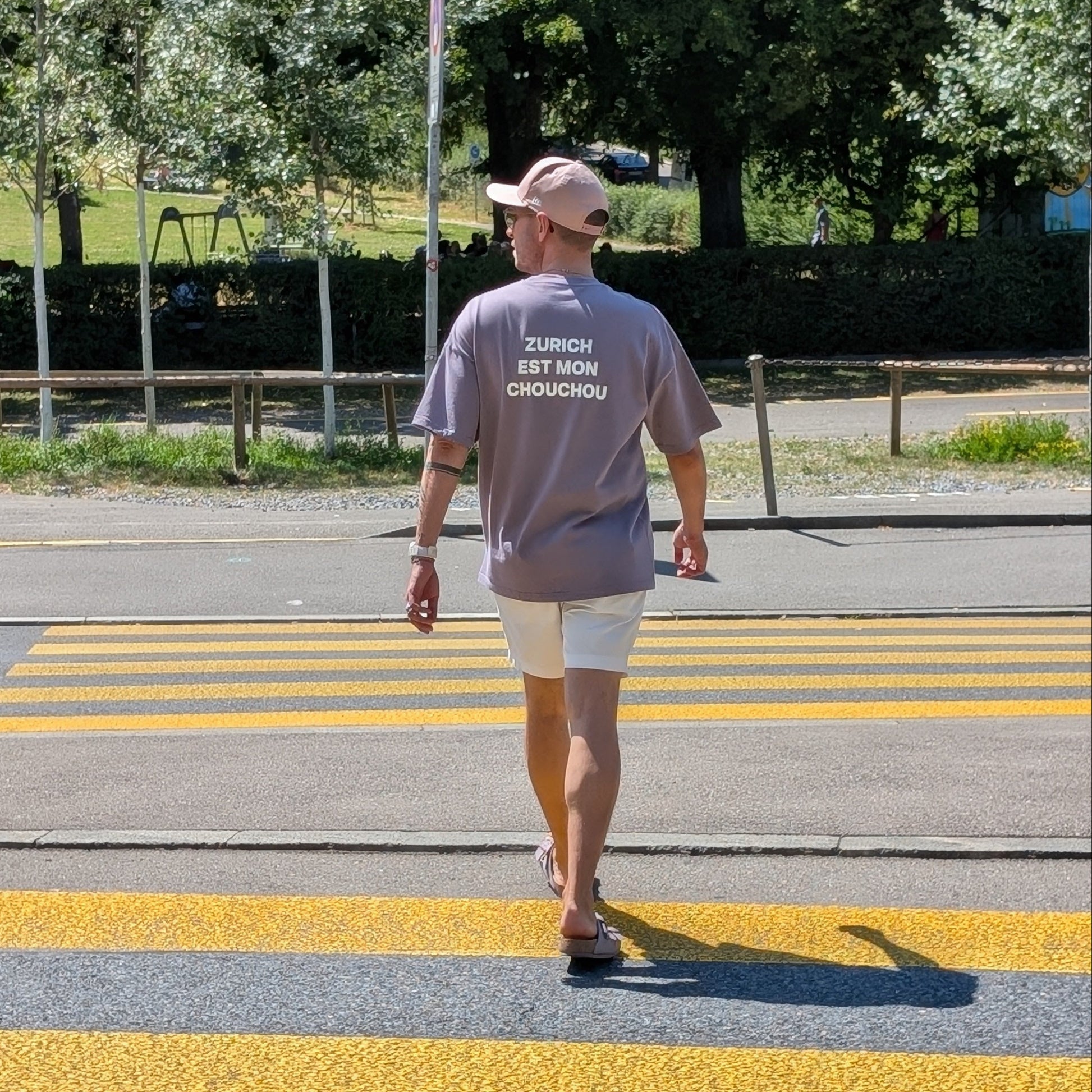 Violettes Oversized T-Shirt «Zurich Est Mon Chouchou» mit kleinem Frontprint und grossem weissem Rückendruck