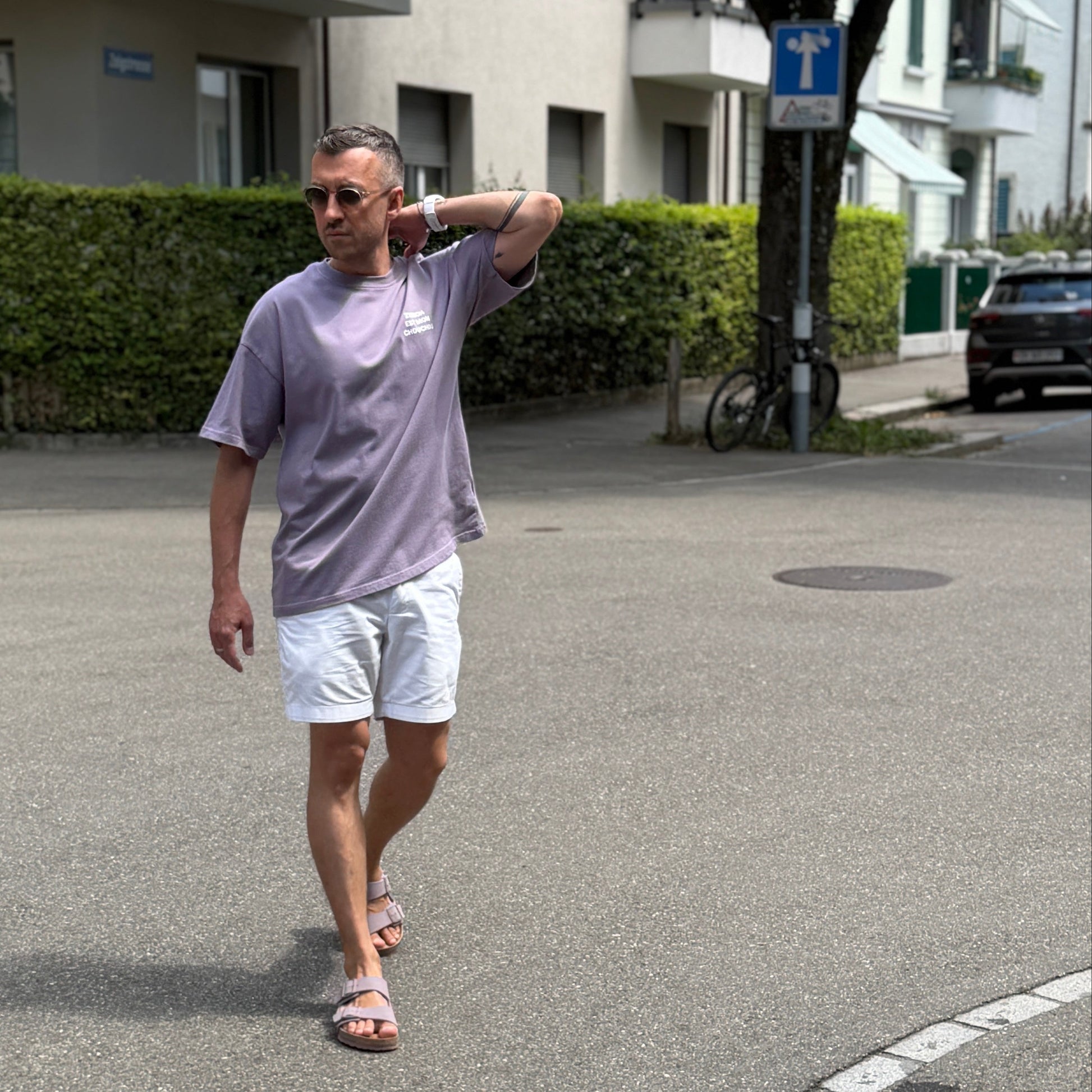 Violettes Oversized T-Shirt «Zurich Est Mon Chouchou» mit kleinem Frontprint und grossem weissem Rückendruck
