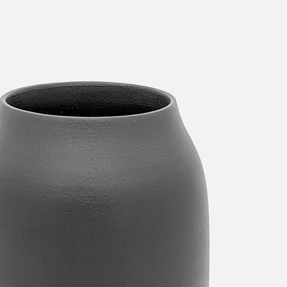 Ezette No Onze | Vase aus Steingut handgefertigt in Portugal schwarz Ø 8.5cm x H 25cm - mon-chouchou.ch