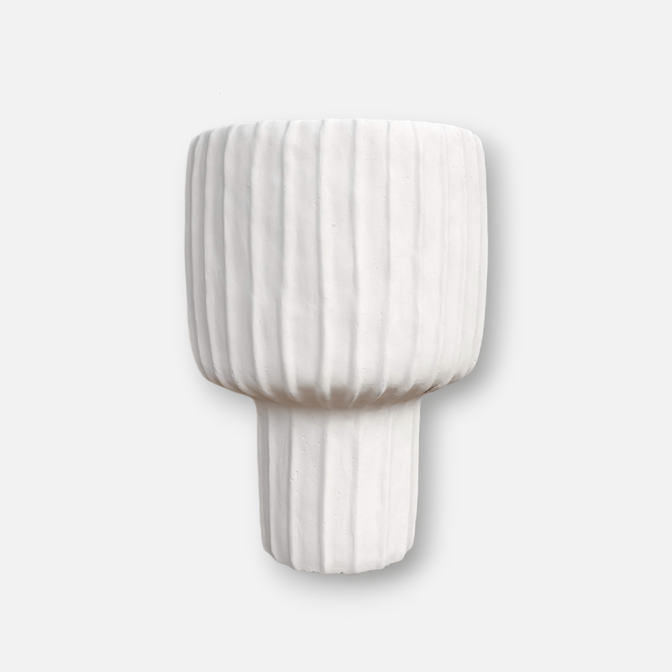 Kyrill | Vase aus Zementstein crème weiss mit Rillendesign klein Ø 23cm x H 35cm - mon-chouchou.ch