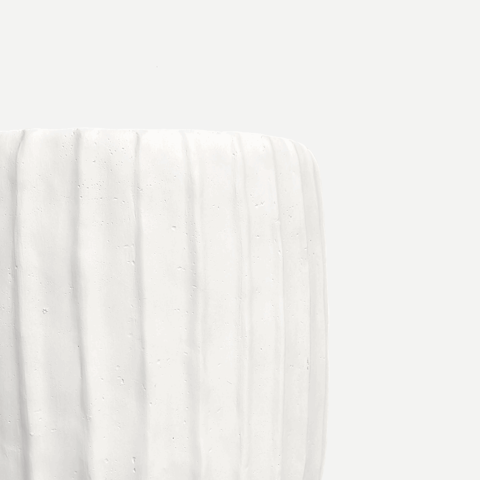 Kyrill | Vase aus Zementstein crème weiss mit Rillendesign klein Ø 23cm x H 35cm - mon-chouchou.ch