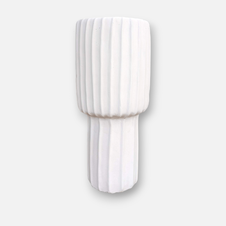 Kyrill | Vase aus Zementstein crème weiss mit Rillendesign gross Ø 17.5cm x H 40cm - mon-chouchou.ch