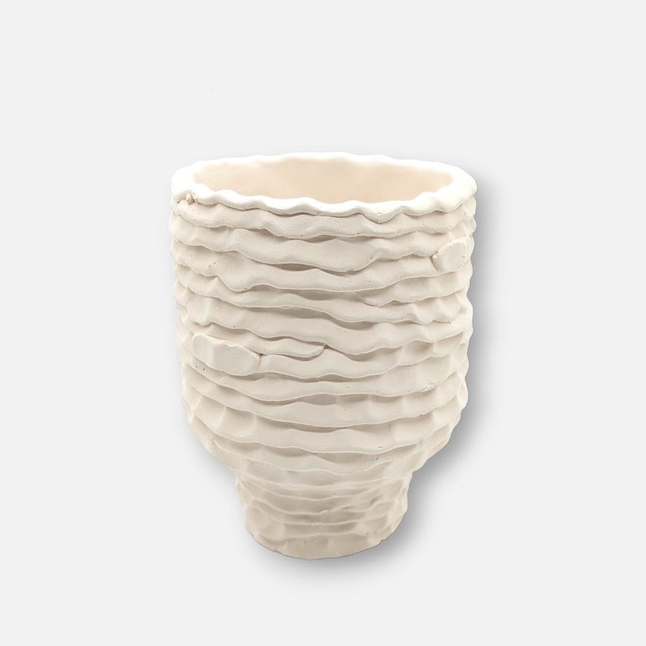 Reynard | Vase aus Beton handgefertigt elfenbein weiss mit Wellenmuster gross B 14.5cm x H 18.5cm - mon-chouchou.ch