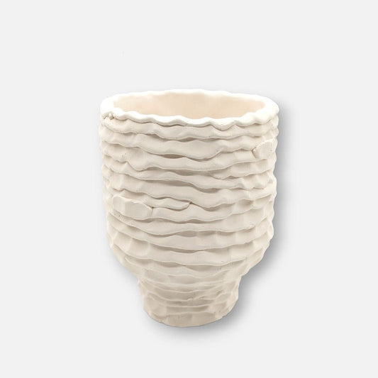 Reynard | Vase aus Beton handgefertigt elfenbein weiss mit Wellenmuster gross B 14.5cm x H 18.5cm