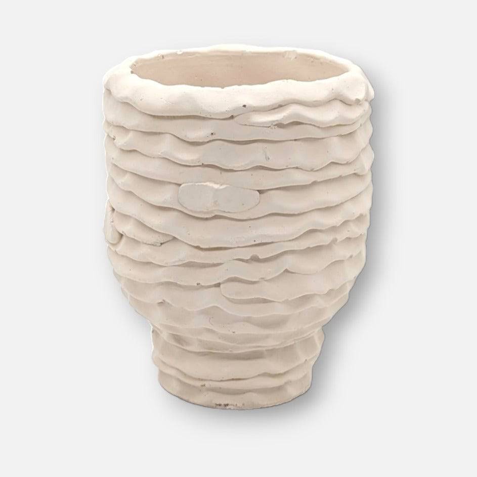 Reynard | Vase aus Beton handgefertigt elfenbein weiss mit Wellenmuster klein B 11.5cm x H 14cm - mon-chouchou.ch