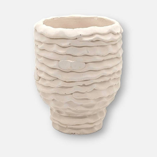 Reynard | Vase aus Beton handgefertigt elfenbein weiss mit Wellenmuster klein B 11.5cm x H 14cm