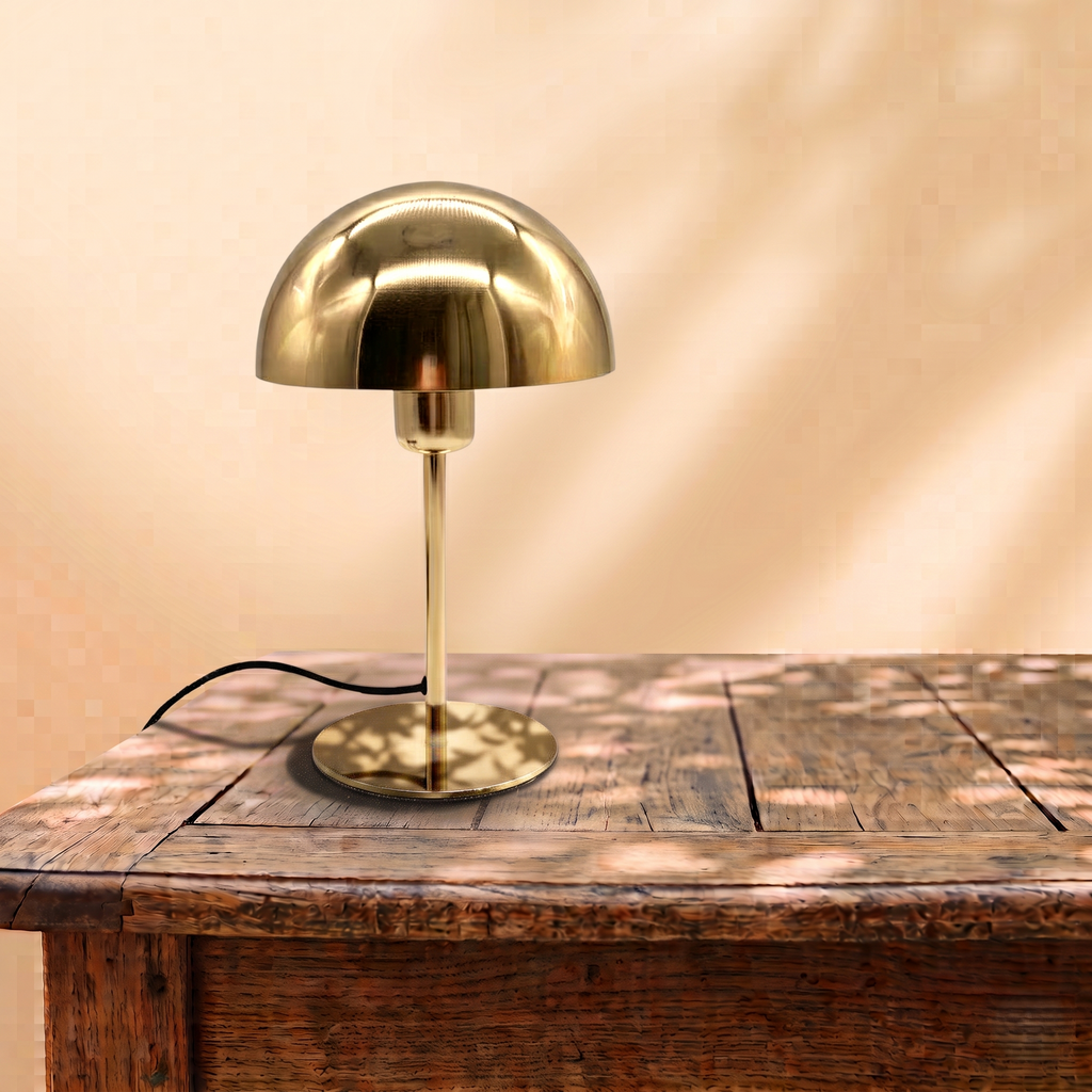 Goldene Tischlampe mit halbkugelförmigem Schirm, spiegelnder Oberfläche und rundem Sockel