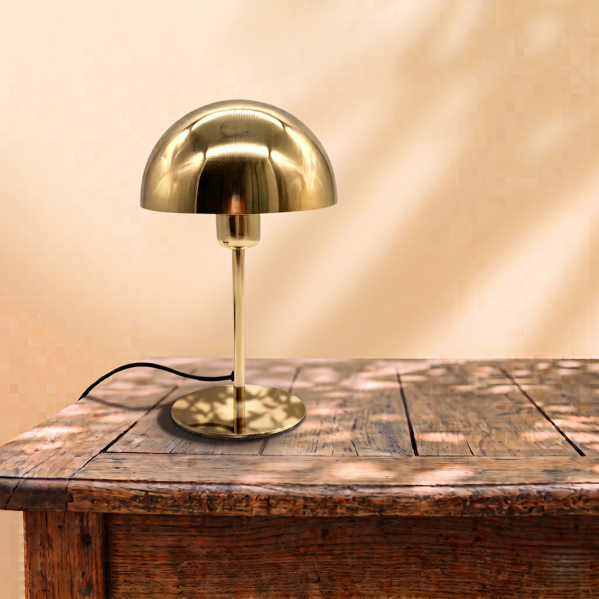 Goldene Tischlampe mit halbkugelförmigem Schirm, spiegelnder Oberfläche und rundem Sockel