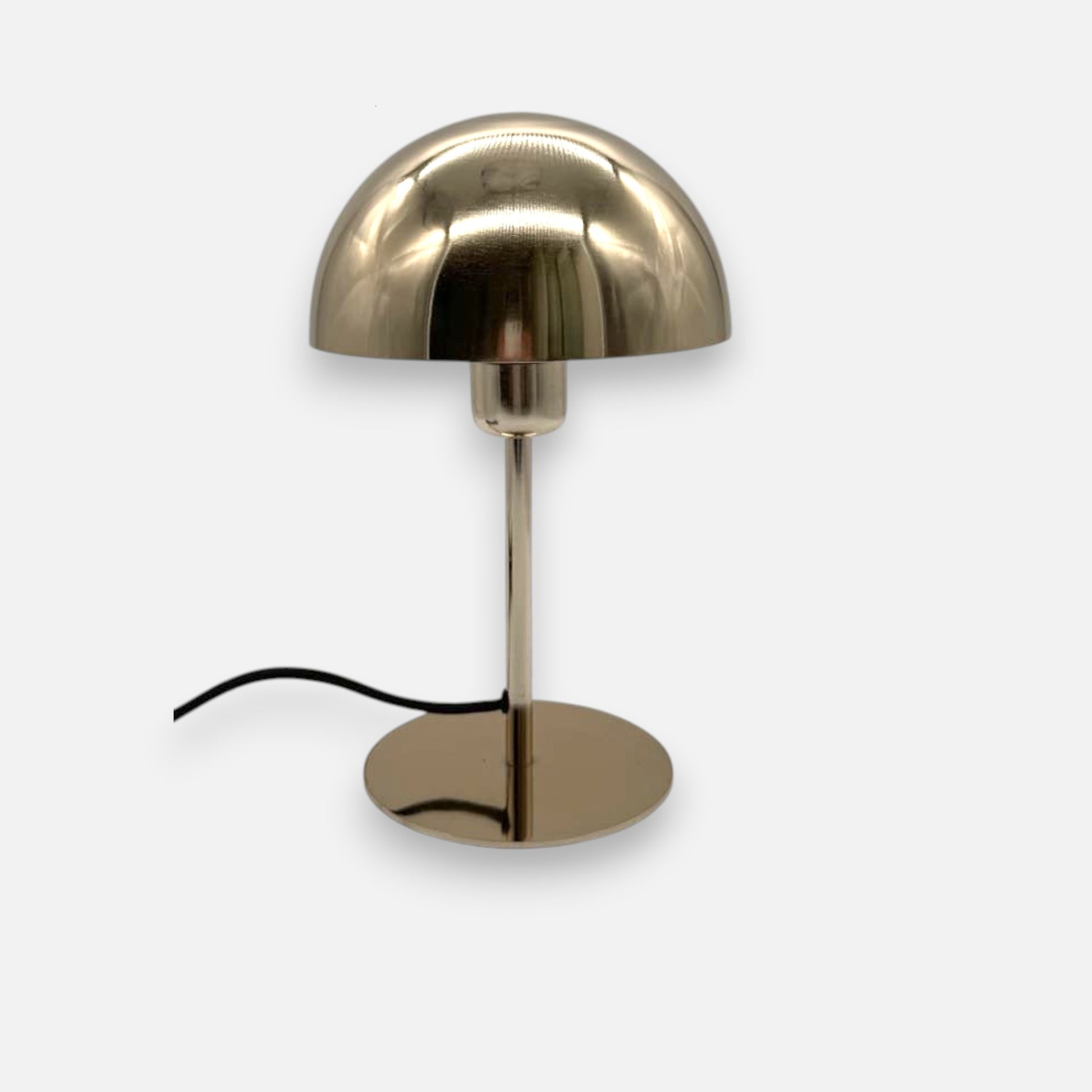Goldene Tischlampe mit halbkugelförmigem Schirm, spiegelnder Oberfläche und rundem Sockel